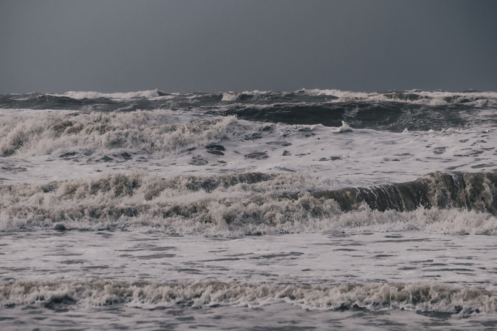 Ocean waves roll under a dark, moody sky, evoking Hurricane Fausto tracking through the Central Pacific toward Hawaii (Photo: Pexels)