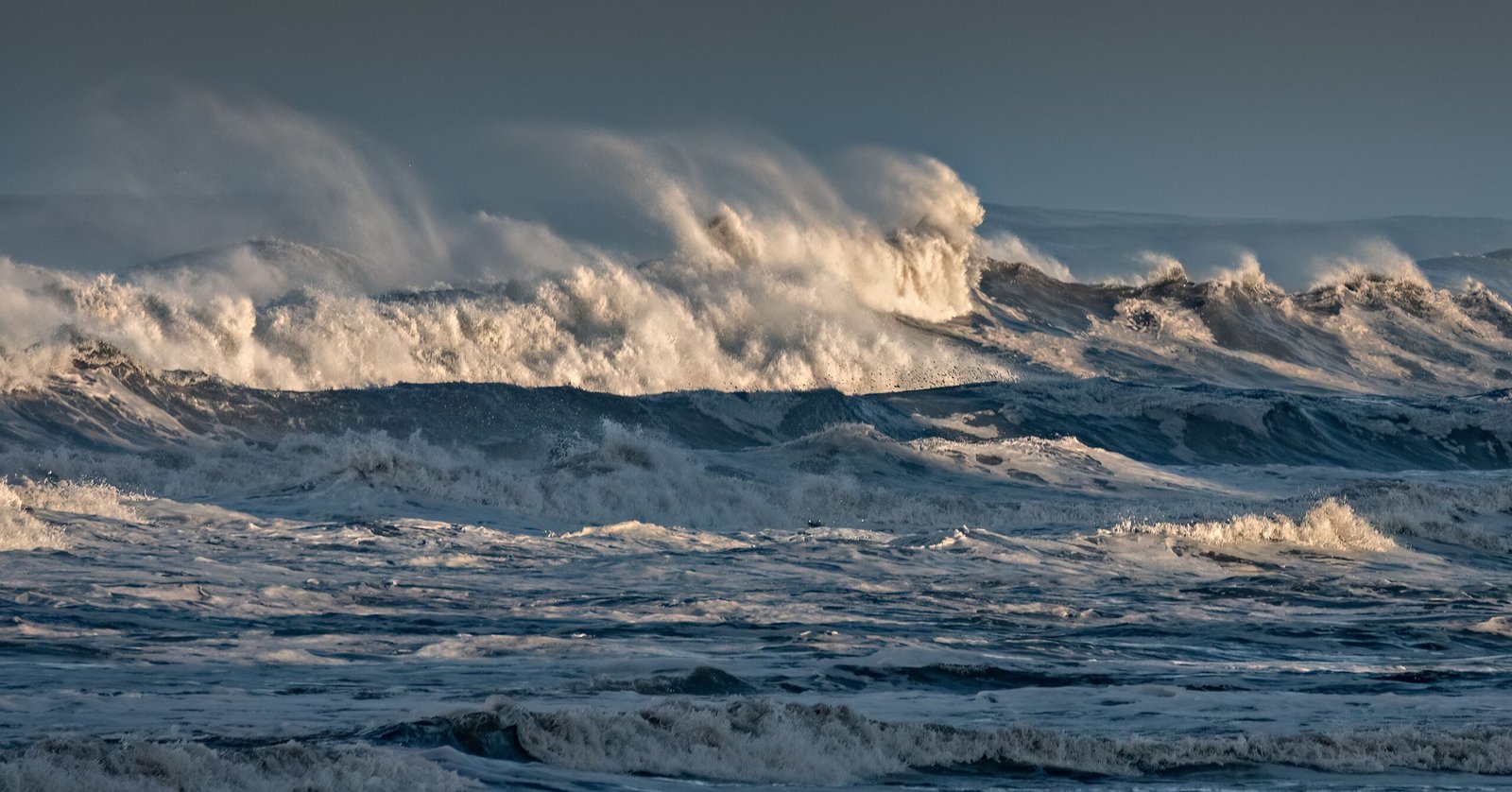 A large ocean wave breaks during a storm — the kind of building surf forecasters expect along Hawaii shores as Hurricane Fausto approaches (Photo: Pexels)