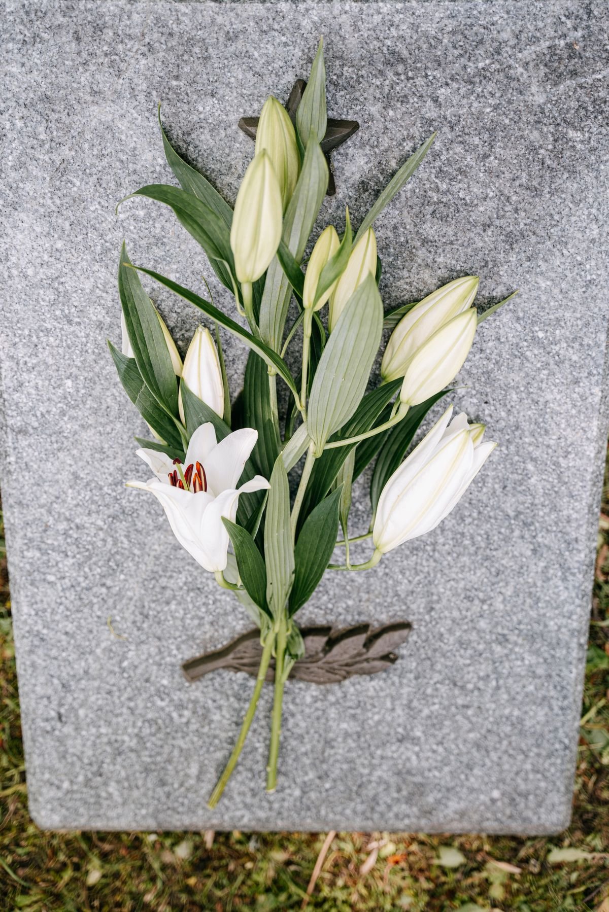 White lilies arranged as a tribute (Photo: Pexels)